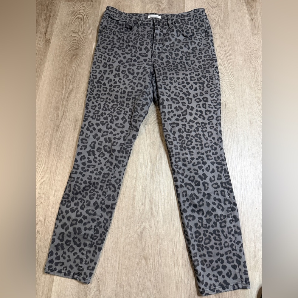 Good American Gray Leopard Print Jeans